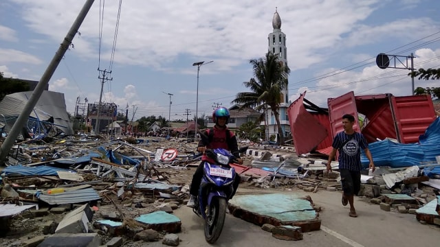 Kondisi usai gempa bumi dan tsunami menghantam Palu. (Foto: AFP/MUHAMMAD RIFKI)
