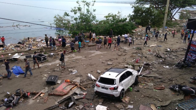 Kondisi usai gempa dan tsunami di Palu, Sulawesi Tengah. (Foto: AFP/OLA GONDRONK)