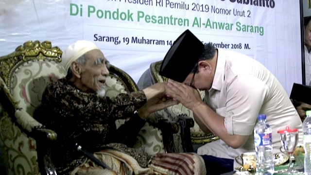 Prabobo menemui Pimpinan Pondok Pesantren Al-Anwar Sarang, Rembang, KH Maimoen Zubair (Mbah Moen). (Foto: Dok. Tim Media Prabowo)