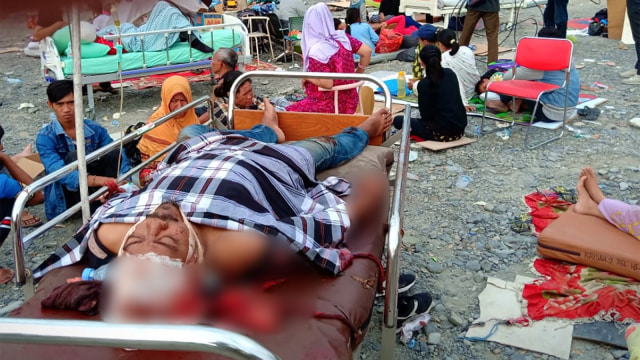 Sejumlah korban gempa tergeletak di depan RSUD Undata, Palu, Sulawesi Tengah, Sabtu (29/9).  (Foto: ANTARA FOTO/Rolex Malaha)