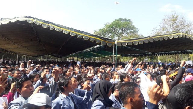 Suasana 8.700 mahasiswa di acara Deklarasi merajut kebangsaan di Bali, Sabtu (29/9/2018). (Foto: Fadjar Hadi/kumparan)