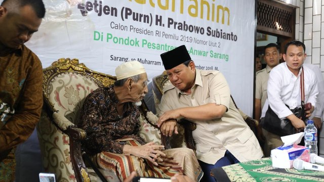 Prabowo Subianto saat sowan ke KH Maimoen Zubair, Rembang. (Foto: Dok. Tim Media Prabowo)
