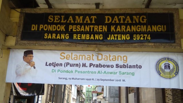 Suasana penyambutan capres nomor urut 2, Prabowo Subianto saat sowan ke KH Maimoen Zubair, Rembang. (Foto: Dok. Tim Media Prabowo)