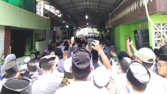 Suasana penyambutan capres nomor urut 2, Prabowo Subianto saat sowan ke KH Maimoen Zubair, Rembang. (Foto: Dok. Tim Media Prabowo)