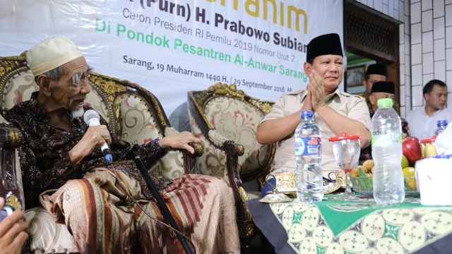 Prabowo Subianto saat sowan ke KH Maimoen Zubair, Rembang. (Foto: Dok. Tim Media Prabowo)