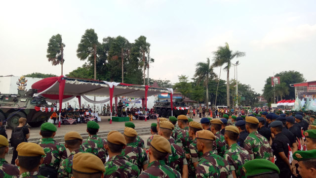 Suasana acara Pawai Bendera HUT TNI ke-73 di Palembang, Sabtu (29/9/2018). (Foto: Adhim Mugni M/kumparan)