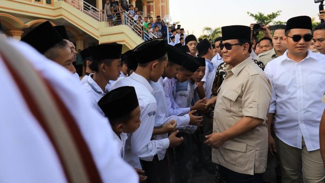 Prabowo Subianto berkunjung ke kediaman Kiyai Misbachul Munir Al Mubarok, Demak. (Foto: Dok. Tim Media Prabowo)