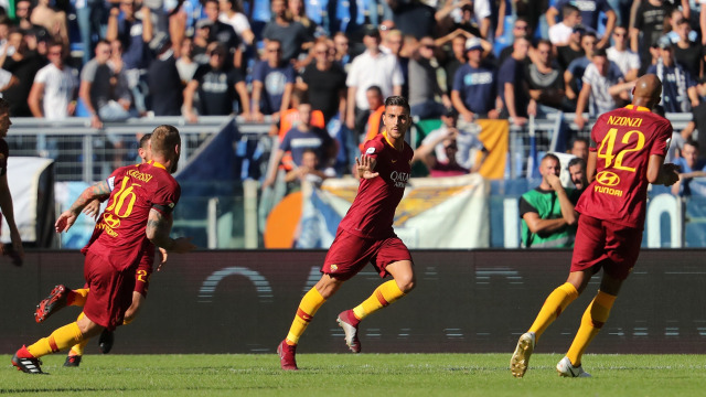 Lorenzo Pellegrini rayakan gol ke gawang Lazio. (Foto: REUTERS/Tony Gentile)