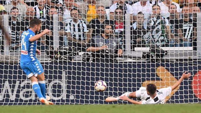 Dries Mertens mencetak gol Napoli ke gawang Juventus. (Foto: Alberto Lingria/Reuters)