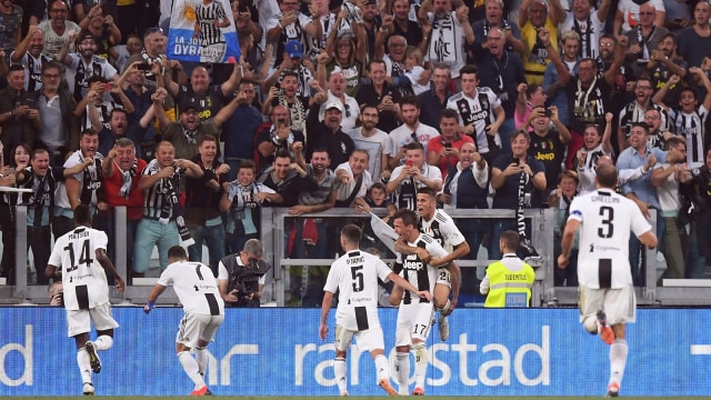Para pemain Juventus merayakan gol Mario Mandzukic ke gawang Napoli. (Foto: Alberto Lingria/Reuters)
