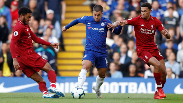 Eden Hazard berusaha melewati dua pemain belakang Liverpool. (Foto: Reuters/John Sibley)