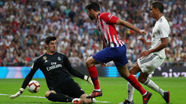 Thibaut Courtois (kiri) mencegah Diego Costa (tengah) mencetak gol. Foto: REUTERS/Sergio Perez