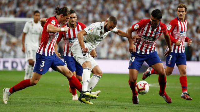 Pemain-pemain Atletico Madrid rebut bola dari kaki Karim Benzema. (Foto: REUTERS/Javier Barbancho)