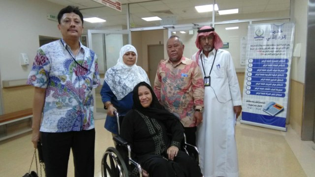 Tim Pelindungan KJRI jenguk Siti Nuraini di RS King Fahad. (Foto: Dok. KJRI Jeddah)