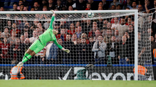 Bola tembakan Daniel Sturridge gagal dijangkau Alisson Becker sehingga Chelsea vs Liverpool berakhir imbang. (Foto: David Klein/Reuters)