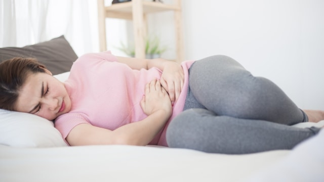 Ilustrasi sakit perut karena sembelit. Foto: Shutterstock