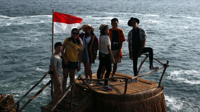 Para travel vlogger yang sedang berfoto di Pantai Timang. (Foto: Gitario Vista Inasis/kumparan)