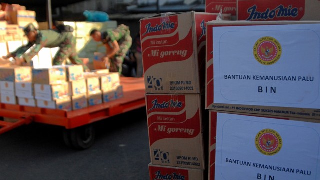 Sejumlah instansi pemerintahan dan organisasi kemasyarakatan di Sulsel mengirimkan bantuan sembako untuk korban gempa bumi yang terjadi di Palu dan Donggala Sulawesi Tengah. (Foto: ANTARA FOTO/Abriawan Abhe)