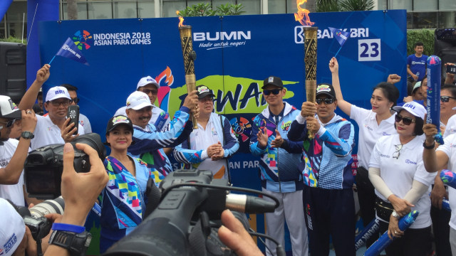 Dirut BRI bawa obor Asian Para Games. (Foto: Moh Fajri/kumparan)