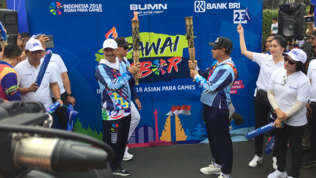 Dirut BRI bawa obor Asian Para Games. (Foto: Moh Fajri/kumparan)