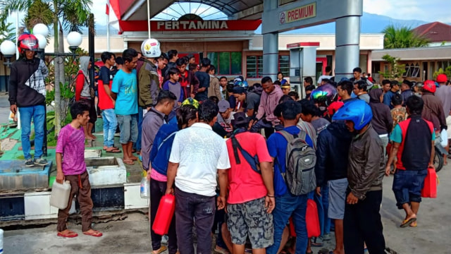 Warga mengambil BBM di salah satu SPBU di Palu, Sulawesi Tengah, Minggu (30/9). Warga terpaksa mengambil BBM dari SPBU karena sangat dibutuhkan untuk mobilisasi.  (Foto: ANTARA FOTO/Rolex Malaha)