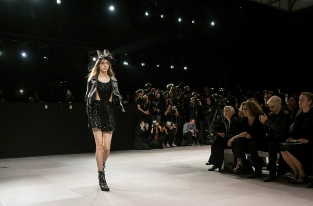 Koleksi Perdana Hedi Slimane untuk Celine Jadi Kontroversi dan Dikritik Pedas Oleh Para Pencinta Fashion