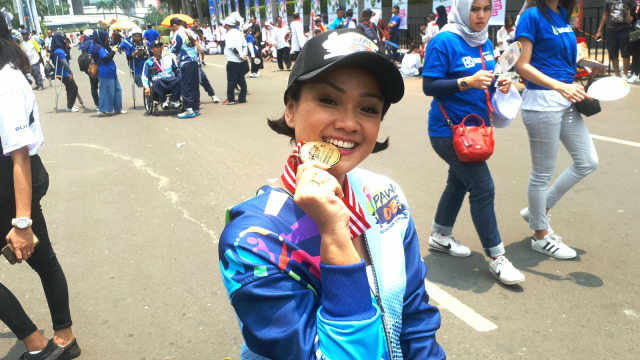 Nirina Zubir sebagai salah satu torch bearer (pembawa obor) Pawai Obor Asian Para Games 2018 di Jakarta, Minggu (30/9/2018). (Foto: Karina Nur Shabrina/kumparan)