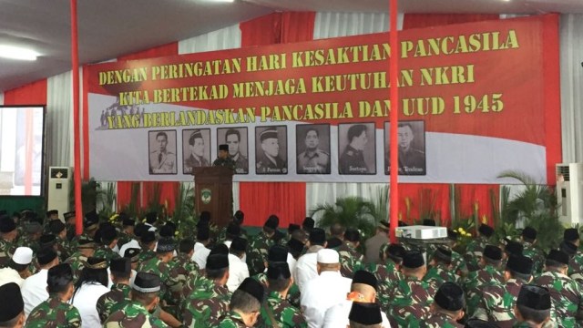 Suasana Doa Bersama Kodam Jaya mengenang tujuh pahlawan revolusi di Monumen Pancasila Sakti di Lubang Buaya, Jakarta Timur. (Foto: Rafyq Panjaitan/kumparan)
