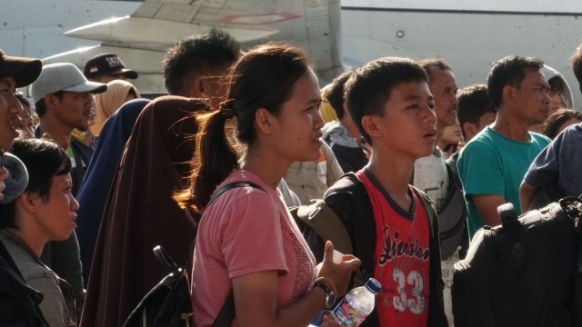 Pengungsi Antre Ambil Bantuan di Bandara Palu. (Foto: Jamal Ramadhan/kumparan)