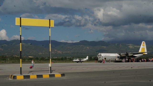 Pengungsi Antre Ambil Bantuan di Bandara Palu. (Foto: Jamal Ramadhan/kumparan)