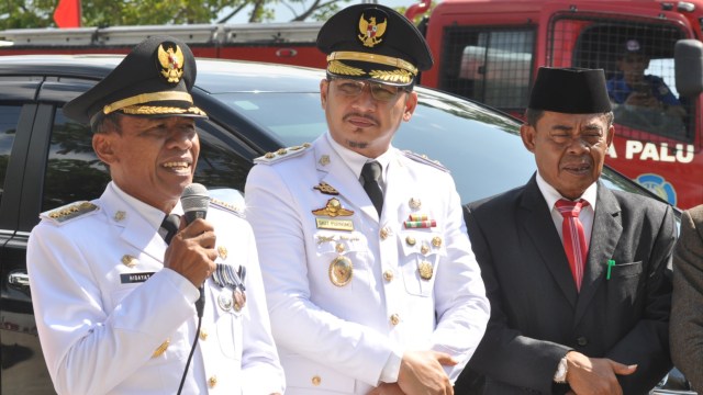 Walikota Palu, Hidayat (kiri) bersama Wakil Walikota Palu, Sigid Purnomo Said atau Pasha Ungu (tengah). (Foto: ANTARA FOTO/Mohamad Hamzah)