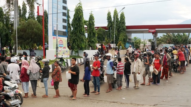 Warga mengantre BBM di SPBU selama 4 hingga 5 jam untuk mendapatkan bahan bakar. (Foto: Jamal Ramadhan/kumparan)