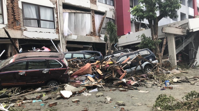 Hotel Mercure Palu Roboh akibat gempa (Foto: Facebook/ Frans Padak)