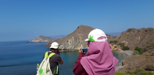Sobat Air ADES, Irfan dan Evrina, Mengabadikan Gambar di Pulau Padar (Foto: Amanaturrosyidah/kumparan)