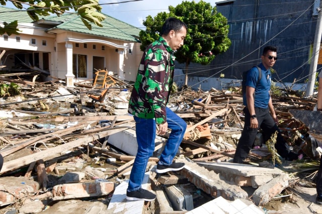 Foto: Jokowi Tinjau Bangunan Terdampak Tsunami Palu | Kumparan.com