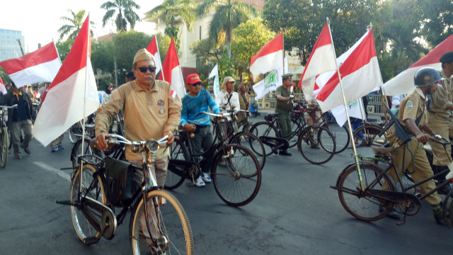 Komunitas Sepeda Tua di Surabaya dalam Acara Pawai Bendera HUT TNI ke-73 di Surabaya. Foto: Adhim Mugni/kumparan
