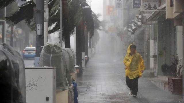Suasana angin topan trami di Okinawa, Jepang. (Foto: Mandatory credit Kyodo/via REUTERS )