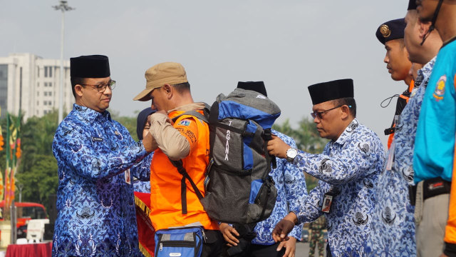Gubernur DKI Jakarta Anies Baswedan melepas Satgas Peduli Bencana Donggala - Palu di Silang Monas, Jakarta Pusat (1/10/2018). (Foto: Iqbal Firdaus/kumparan)