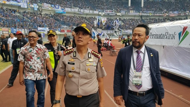 Kapolrestabes Bandung Kombes Irman Sugema dan Panpel Persib Budhi Bram di Stadion GBLA. (Foto: Dok. Polrestabes Bandung)