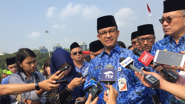 Gubernur DKI Jakarta, Anies Rasyid Baswedan menjawab pertanyaan wartawan setelah upacara di Monas. (Foto:  Moh Fajri/kumparan)