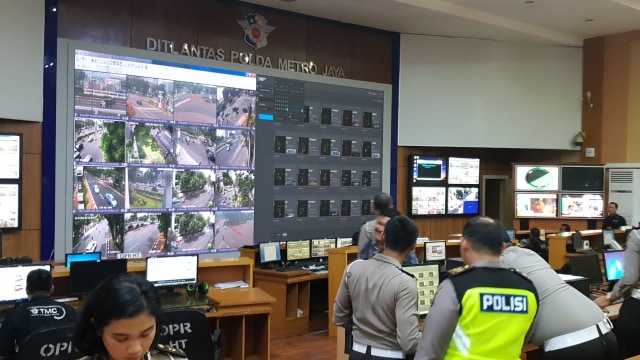 Suasana ruang TMC, ujicoba tilang CCTV (ETLE)