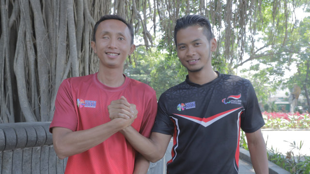 Pemandu lari tunanetra, Ahmad Azlan (kanan). (Foto: Dok. Charles Brouwson)