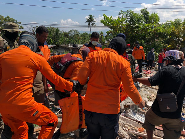 Proses evakuasi mayat korban gempa-tsunami di Palu, Senin (1/10) (Foto: Dok. PMI)