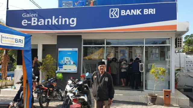 Warga usai bertransaksi melalui layanan ATM Bank BRI di Kantor Cabang Palu, Sulawesi Tengah, Jumat (28/9/2018).  (Foto: Dok. Bank BRI)