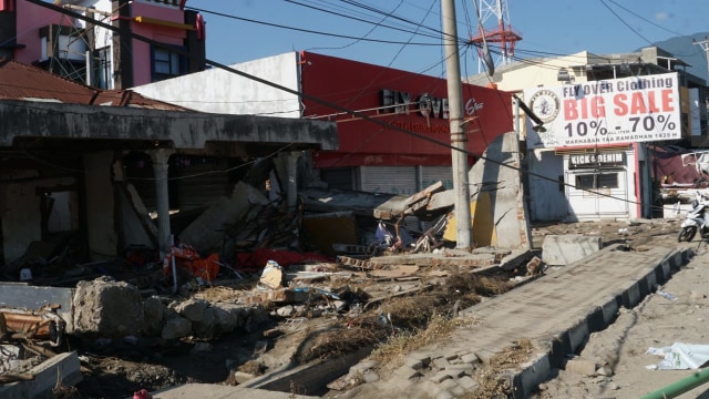 Suasana bangunan hancur akibat gempa bumi dan Tsunami di Pesisir Talise, Palu, Sulawesi Tengah. (Foto: Jamal Ramadhan/kumparan)