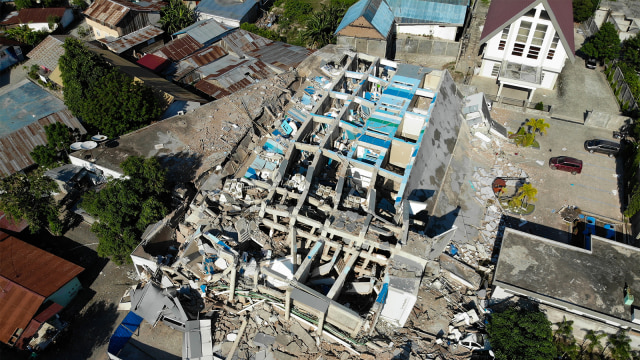Hotel Roa Roa di Palu yang terdiri dari 8 lantai, ambruk akibat gempa. (Foto: AFP PHOTO / Jewel Samad)