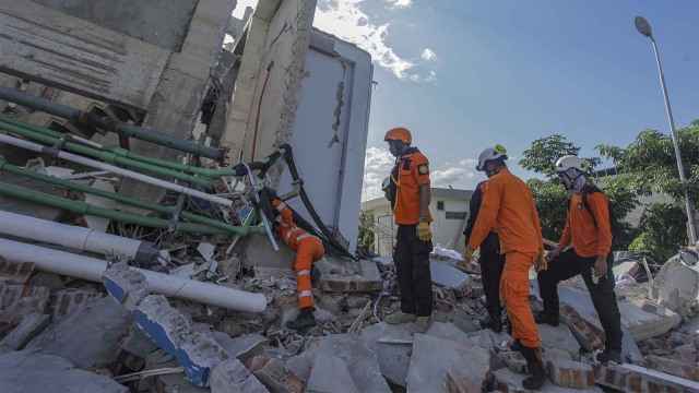 Petugas Basarnas melakukan pencarian korban gempa dan tsunami di Hotel Roa Roa, Palu, Sulawesi Tengah. (Foto: ANTARA FOTO/Muhammad Adimaja)