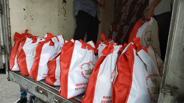 Pengiriman bantuan paket sembako dari Presiden untuk korban gempa Palu di Lanud Halim Perdanakusuma, Jakarta Timur. (Foto: Maulana Ramadhan/kumparan)