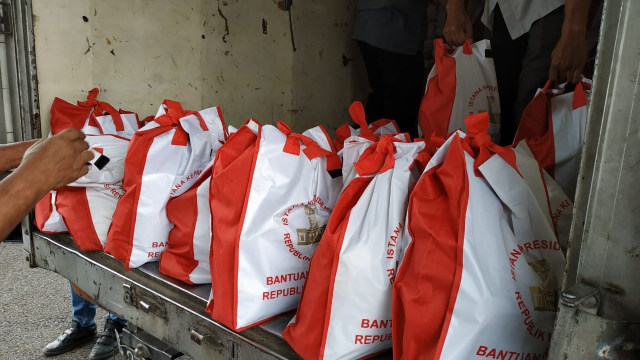 Pengiriman bantuan paket sembako dari Presiden untuk korban gempa Palu di Lanud Halim Perdanakusuma, Jakarta Timur. (Foto: Maulana Ramadhan/kumparan)