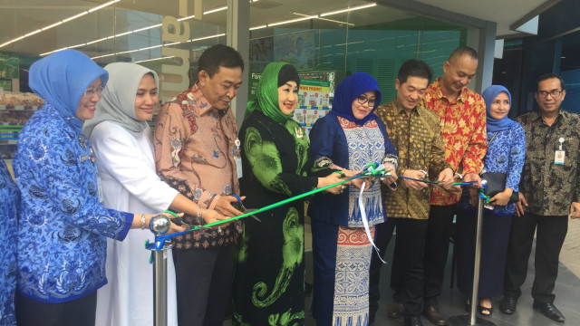 Smesco tekan kerja sama dengan Family Mart untuk kembangkan pemasaran produk UKM di Gedung Smesco Gatot Subroto, Jakarta, Senin (1/10/2018). (Foto: Nurul Nur Azizah/kumparan)